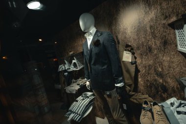 Roma, İtalya, 10 Eylül 2025: şık bir takım elbise ve cep mendili içinde şık bir vitrin vitrini, şık kıyafetler ve aksesuarlarla çevrili.