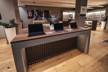 Rovigo, İtalya, 10 Eylül 2025: şık, modern elektronik mağazası şık ahşap bir masada çeşitli dizüstü bilgisayarlar, teknoloji meraklılarını keşfetmeye davet ediyor.