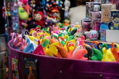 Roma, İtalya, 10 Eylül 2025: renkli plastik kuğular su havuzunda yüzüyor, çocukları diğer oyuncaklar ve ödüller arasında karnaval oyunu oynamaya davet ediyor.