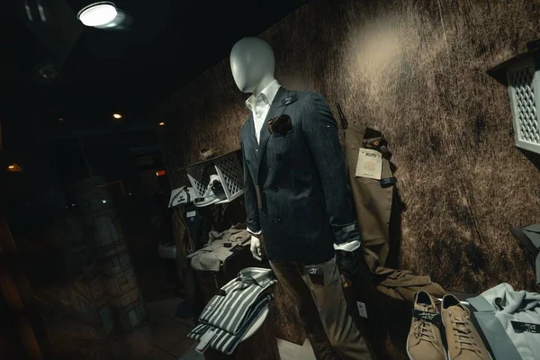Roma, İtalya, 10 Eylül 2025: şık bir takım elbise ve cep mendili içinde şık bir vitrin vitrini, şık kıyafetler ve aksesuarlarla çevrili.