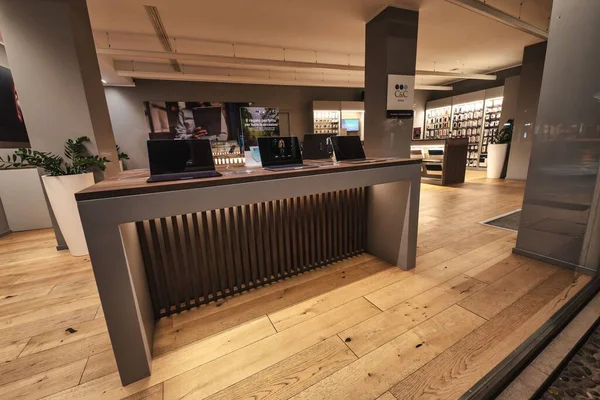 Rovigo, İtalya, 10 Eylül 2025: modern elektronik mağazası iç dizüstü bilgisayarlar sergileniyor. Etrafı aksesuar raflarıyla çevrili. Rovigo 'da çağdaş bir perakende ortamı yaratmak