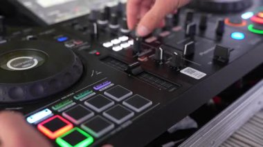Roma, İtalya, 10 Eylül 2025: DJ 'in elleri düğmeleri, düğmeleri ve faders' ı manipüle ederek elektronik müzik dinamik bir karışım yaratıyor.
