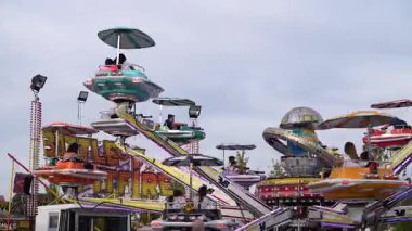 Roma, İtalya, 10 Eylül 2025: ailelerin lunaparkta eğlendiği renkli atlıkarınca gezisi, çocuklar ve yetişkinler için eğlence ve heyecan sağlıyor.