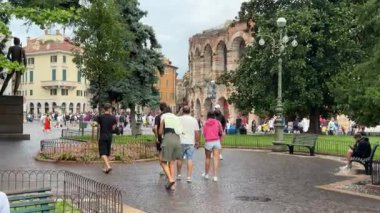 Verona, İtalya 10 Eylül 2025: Turistler ve yerliler meydanda, verona, İtalya 'da arenanın yakınında, Roma amfitiyatrosu, popüler bir turizm beldesi olan