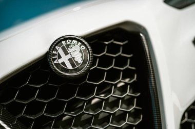 Milan, İtalya 20 Eylül 2025: alfa romeo logo modern beyaz lüks bir arabanın ön ızgarasında sergileniyor, karbon fiber bezel ve bal peteği desenli