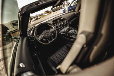 Milan, İtalya 20 Eylül 2025: Deri koltuklu Mercedes-Benz amg iç mekan, spor direksiyon, gösterişli gösterge paneli ve sıcak ışık prim kontrolleri