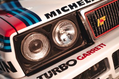 Milan, İtalya 20 Eylül 2025: Lancia delta integrali rali arabası ön fasyasında farlar, martini yarış arabaları ve sponsor logoları sergiliyor, otomotiv yarış mirası sergiliyor.