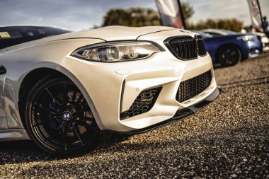 Milan, İtalya 20 Eylül 2025: bm2 coupe bir çakıl yüzeyinde duruyor, ön çamurluğunu, tekerleğini, farını ve kendine özgü ızgara tasarımını açık hava otomotiv buluşmasında sergiliyor.