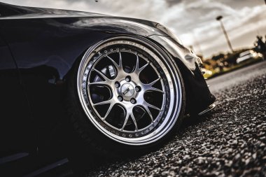 Milan, İtalya. 20 Eylül 2025. Özel yapım siyah araba. Detaylı krom jantını, süspansiyonunu ve disk frenini gösteriyor.