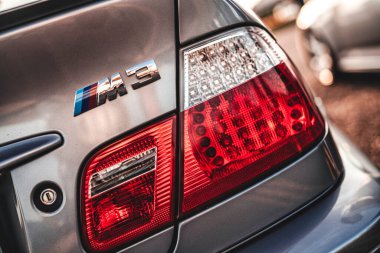 Milan, İtalya 20 Eylül 2025: bm3 arka arka yakın çekim sergi m rozeti, yüksek performanslı lüks sürüş için arka far ve şık Alman mühendisliği