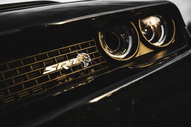 Milan, İtalya 20 Eylül 2025: Cehennem kedisi kaslı arabasından kaçarak kendine özgü siyah ızgarasını, ikonik srt logosunu ve güçlü yuvarlak farlarını göstererek performansını ve hızını gösteriyor.