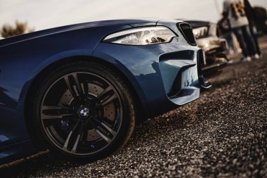 Milan, İtalya 20 Eylül 2025: bmw m2 elektrik mavisi park edilmiş çakıl taşları, parlak kaporta, modern far ve performans alaşımı tekerleği