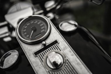 Milan, İtalya 20 Eylül 2025: Harley-Davidson motosiklet gösterge paneli. Belirgin bir hız göstergesi, yakıt başlığı ve krom detaylar var. Aracın klasik, klasik estetiğini vurguluyor.