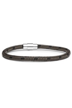 Beyaz arka plan üzerinde izole halat ve gümüşten yapılmış el bileziği