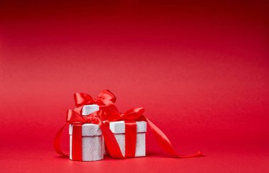 Gümüş hediye ile Kırmızı Noel arka plan