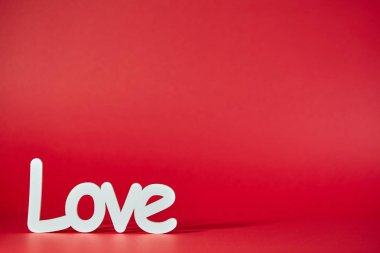 Büyük beyaz aşk işareti ile kırmızı arka plan