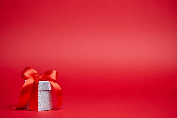 Fundo Natal Vermelho Com Presente Prata — Fotografia de Stock