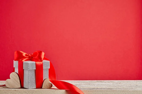 Regalo Plata Sobre Mesa Madera Con Fondo Rojo Decoraciones — Foto de Stock