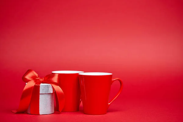 Fundo Vermelho Com Presente Prata Dois Copos Vermelhos — Fotografia de Stock