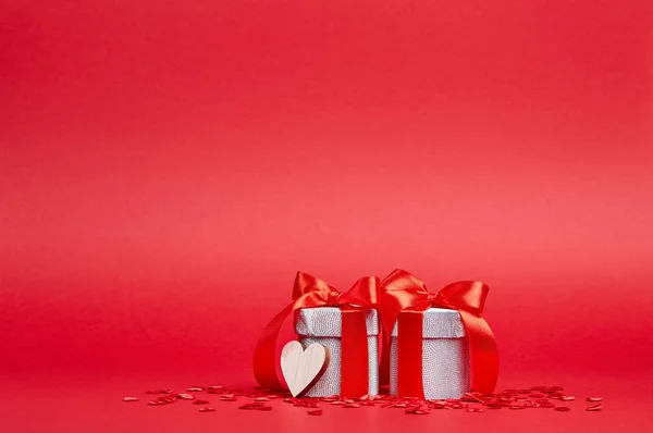 Fundo Vermelho Com Presentes Prata Confete — Fotografia de Stock