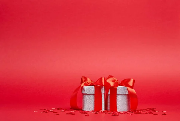 Fundo Vermelho Com Presentes Prata Carta Confete — Fotografia de Stock