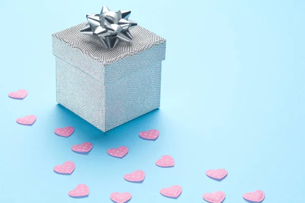 Fondo Liso Azul Con Regalo Plata Corazones Rosados — Foto de Stock