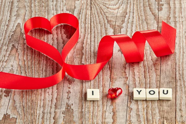 Cinta Rizada Roja Sobre Fondo Madera Con Inscripción Love You — Foto de Stock