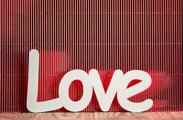 Weißes Liebesschild Auf Holztisch Und Rotem Hintergrund — Stockfoto