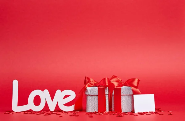 Fondo Rojo Con Gran Signo Amor Blanco Dos Regalos — Foto de Stock