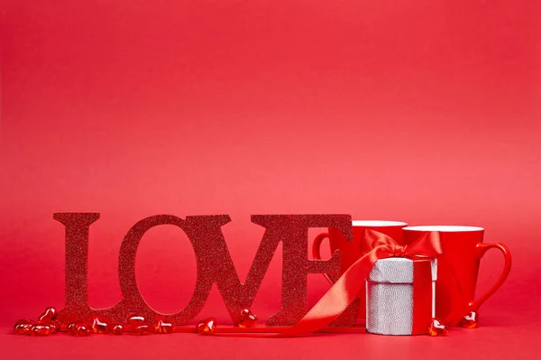 Fondo Rojo Con Gran Signo Amor Brillo Regalo Dos Tazas — Foto de Stock