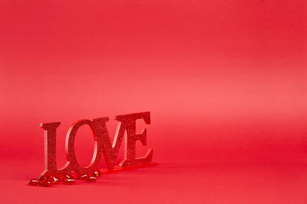Roter Hintergrund Mit Großem Glitzerndem Liebeszeichen Und Kristallherzen Konfetti — Stockfoto
