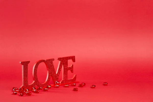 Fondo Rojo Con Gran Signo Amor Brillo Corazones Cristal Confeti — Foto de Stock