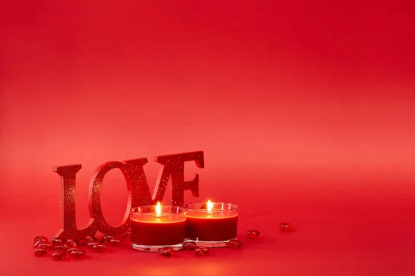 Fondo Rojo Con Gran Signo Amor Brillo Vela Confeti Corazones — Foto de Stock