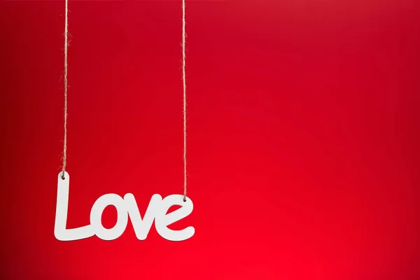 Weißes Liebesschild Auf Rotem Hintergrund Aufgehängt — Stockfoto