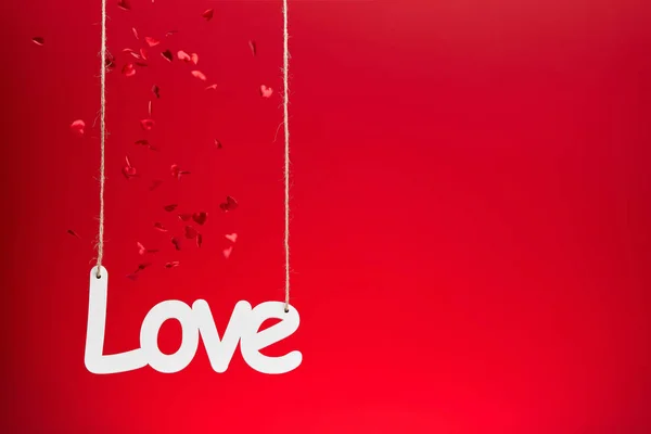 Señal Amor Blanco Con Confeti Cayendo Sobre Fondo Rojo — Foto de Stock