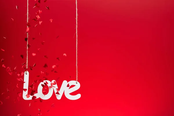 Señal Amor Blanco Con Confeti Cayendo Sobre Fondo Rojo — Foto de Stock