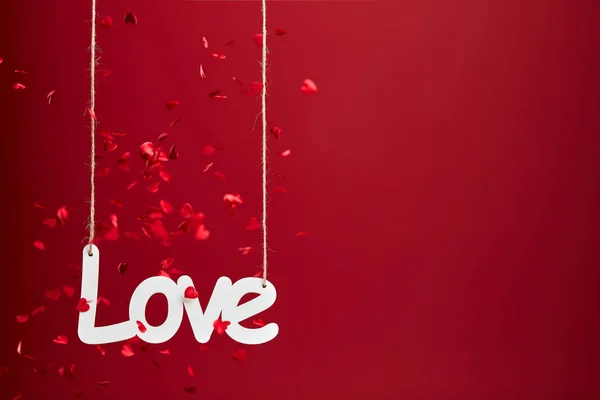 Señal Amor Blanco Con Confeti Cayendo Sobre Fondo Rojo — Foto de Stock