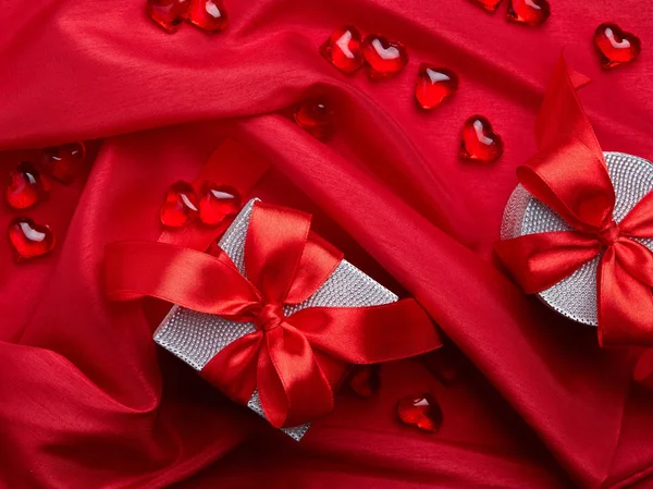 Dois Presentes Com Fita Tecido Sedoso Vermelho — Fotografia de Stock