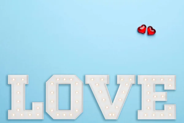 Blauer Hintergrund Mit Zwei Kleinen Roten Herzen Und Weißem Liebeszeichen — Stockfoto