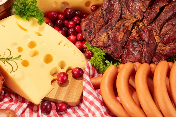 Mesa Desayuno Fresca Con Jamón Cerdo Salchichas Queso Madera Con —  Fotos de Stock