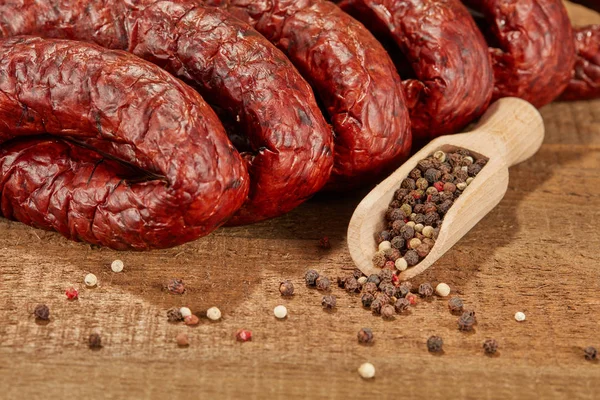 Saucisse Porc Frais Sur Fond Bois Avec Des Épices — Photo