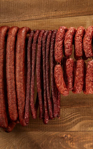 Composition Différents Types Saucisses Suspendues Sur Fond Bois — Photo