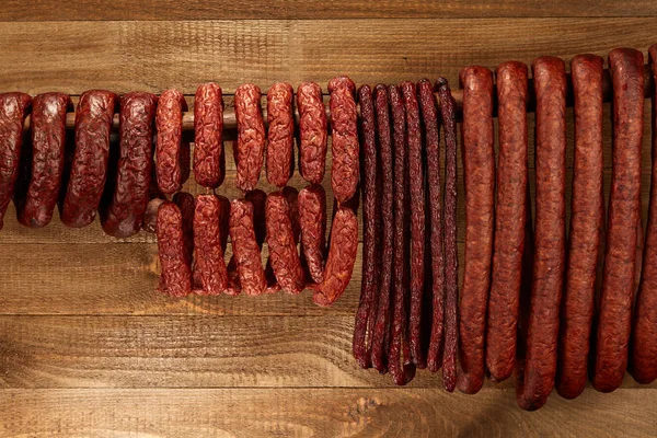 Composition Différents Types Saucisses Suspendues Sur Fond Bois — Photo