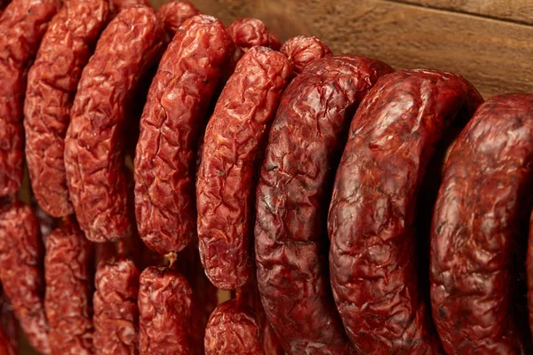 Composition Différents Types Saucisses Suspendues Sur Fond Bois — Photo