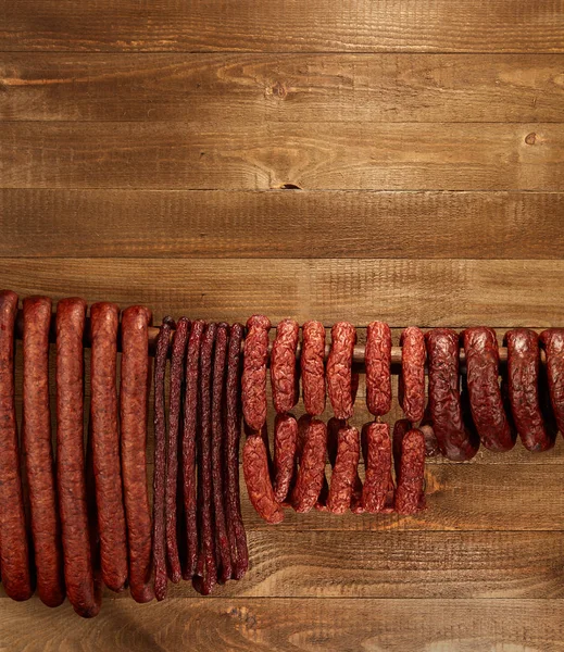 Composition Différents Types Saucisses Suspendues Sur Fond Bois — Photo