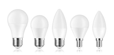 Beyaz arka plan üzerinde izole led ampul farklı türde
