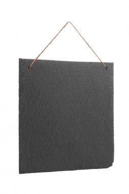 Beyaz arka plan üzerinde izole siyah kayrak plaka asma