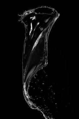 Siyah arka plan üzerinde berrak, şeffaf su sıçraması