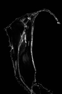 Siyah arka plan üzerinde berrak, şeffaf su sıçraması