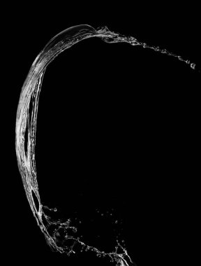 Siyah arka plan üzerinde berrak, şeffaf su sıçraması